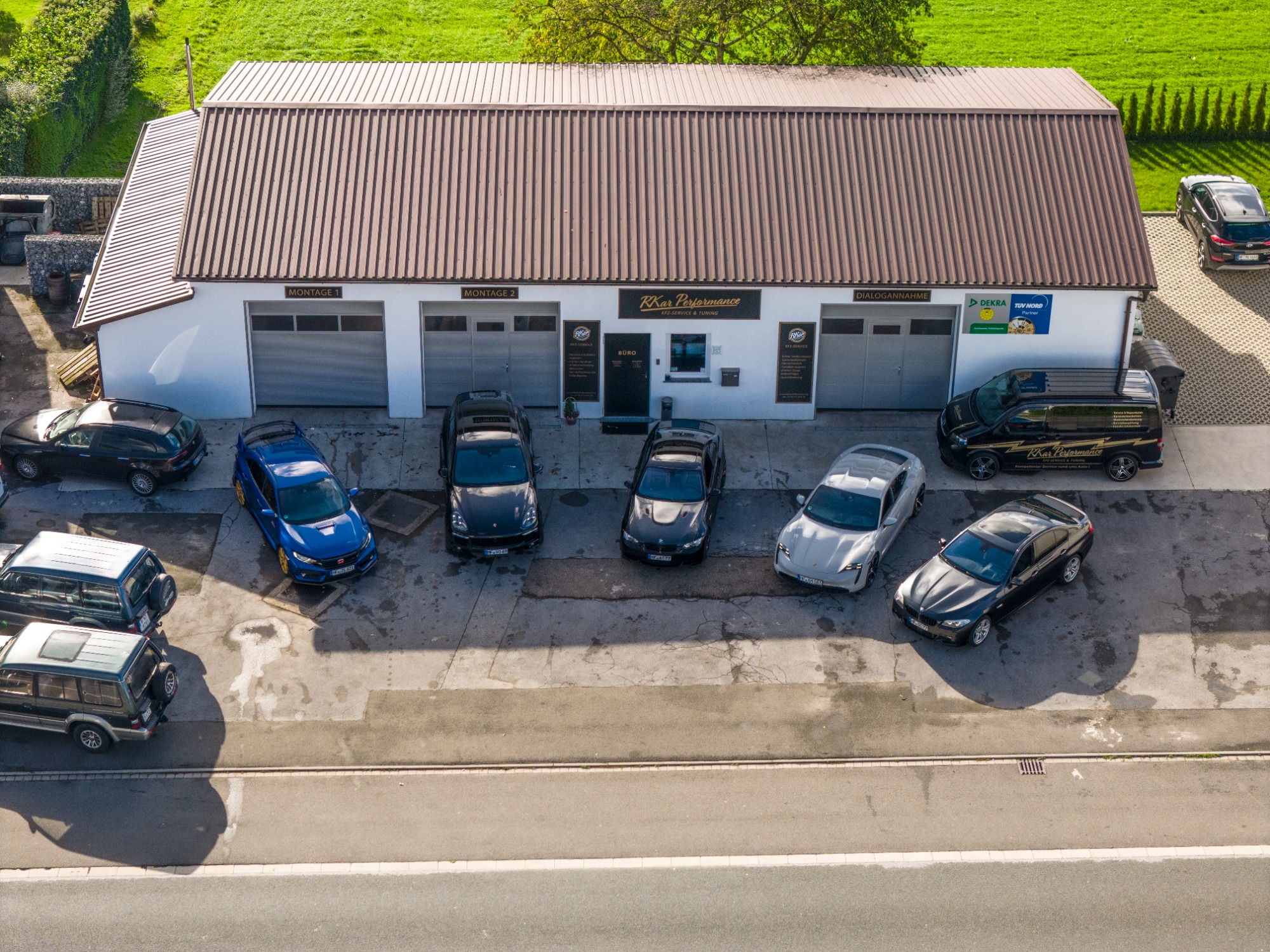 RKar Performance Werkstatt in Kirchlengern mit Fahrzeugen vor den Werkstatttoren