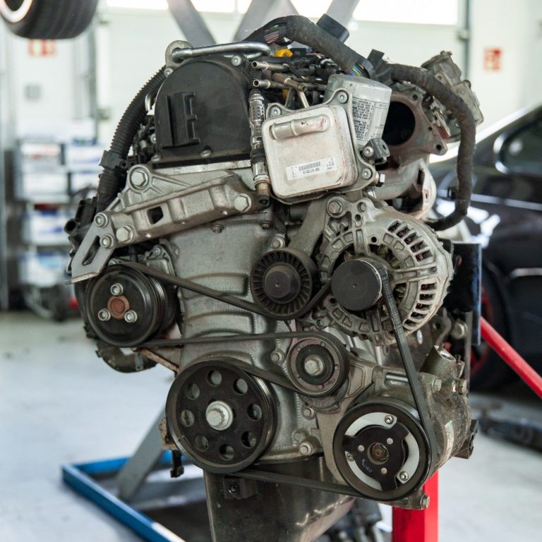 Motor bei Reparaturarbeiten in der RKar Werkstatt