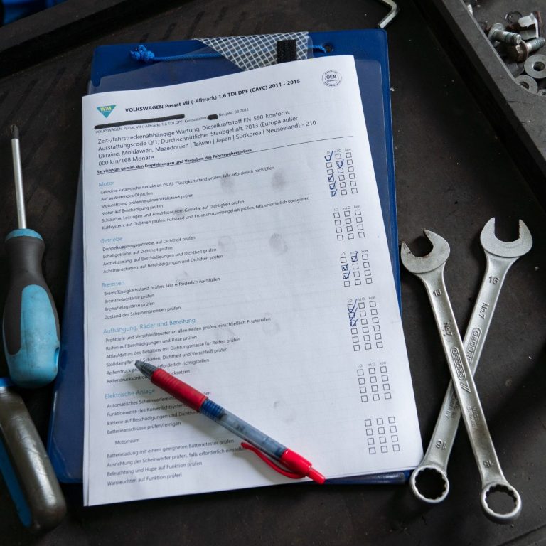 Originalfoto einer Inspektionscheckliste und Werkzeuge